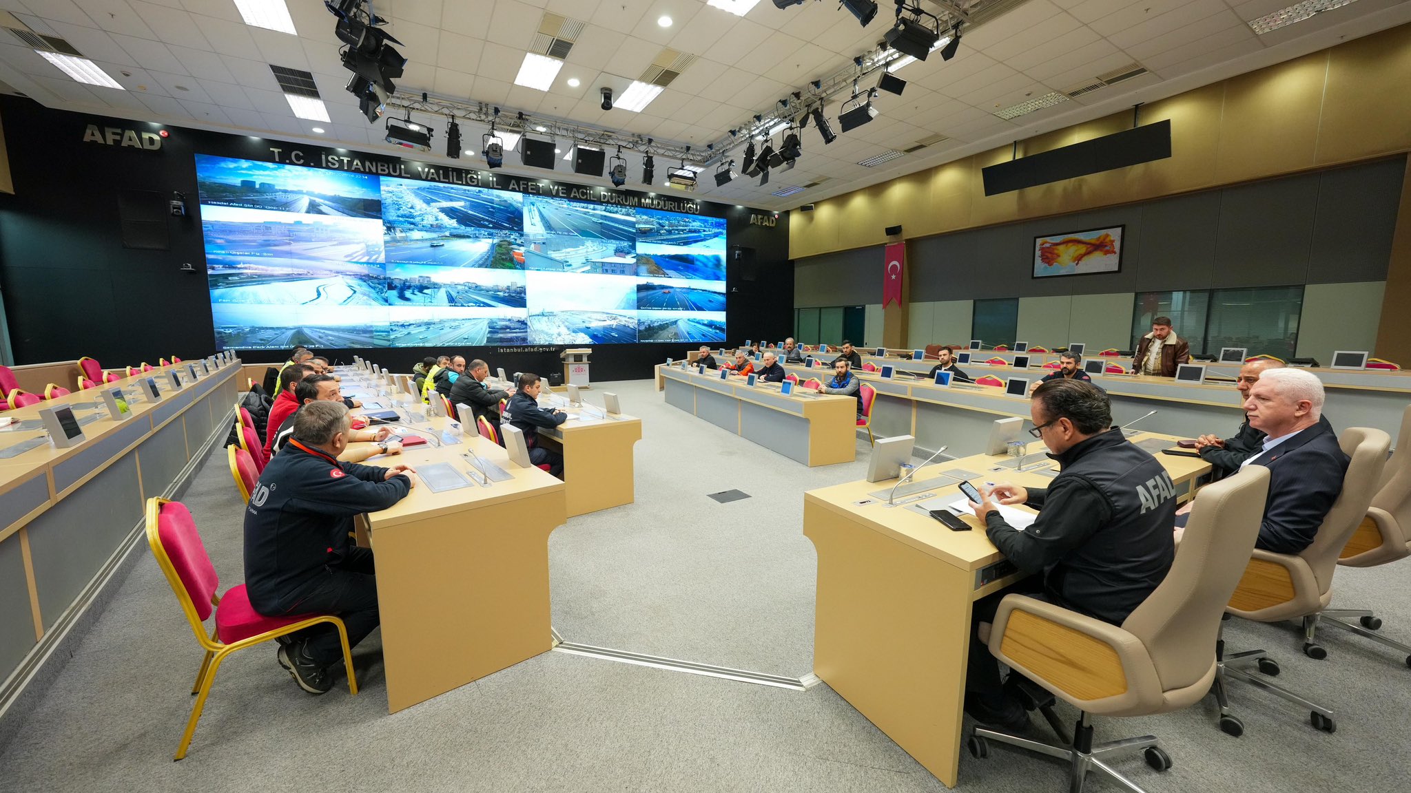 İstanbul Valiliği: Ana arterler başta olmak üzere tüm yollar açık