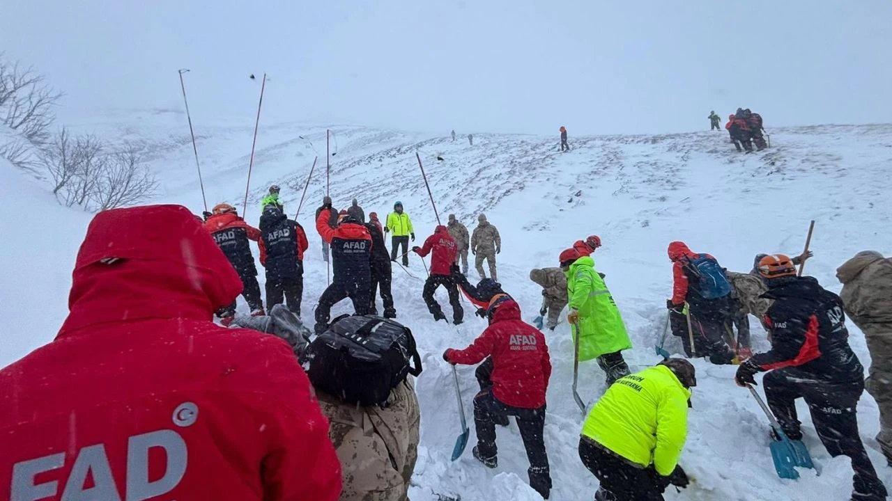 Bakan Yerlikaya: Yoğun kar yağışına 42 bin personelle müdahale ediliyor