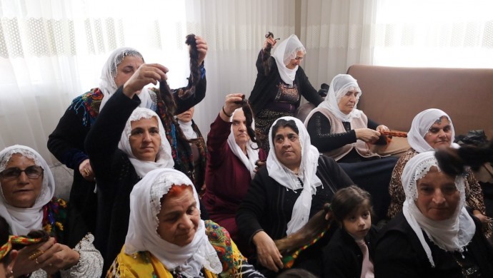 Barış Anneleri de saç örme protestosuna katıldı