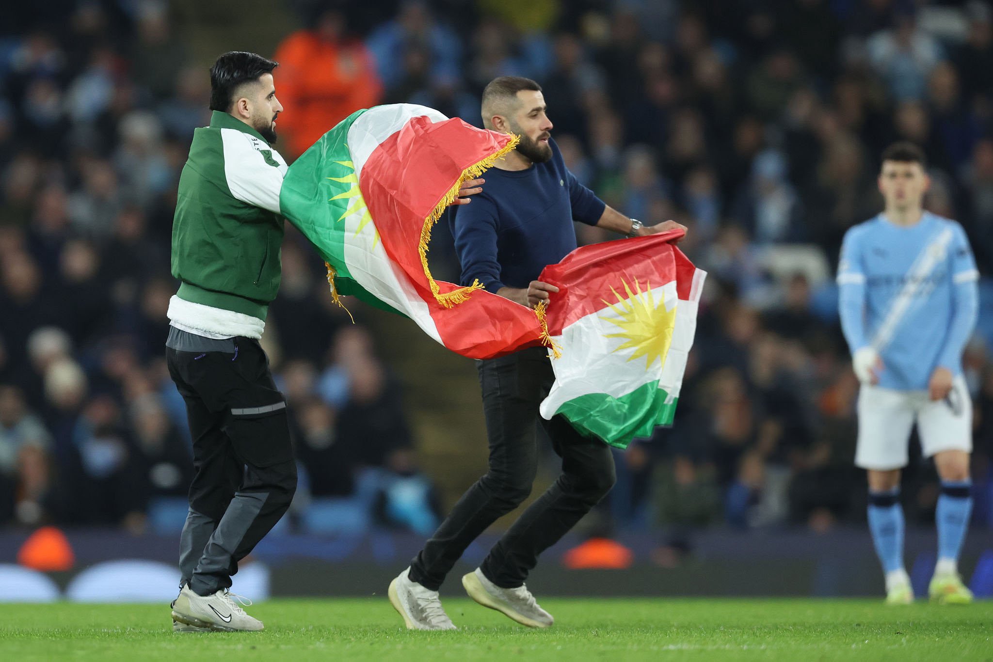 Manchester City – Galatasaray maçında Kuzey ve Doğu Suriye protestosu