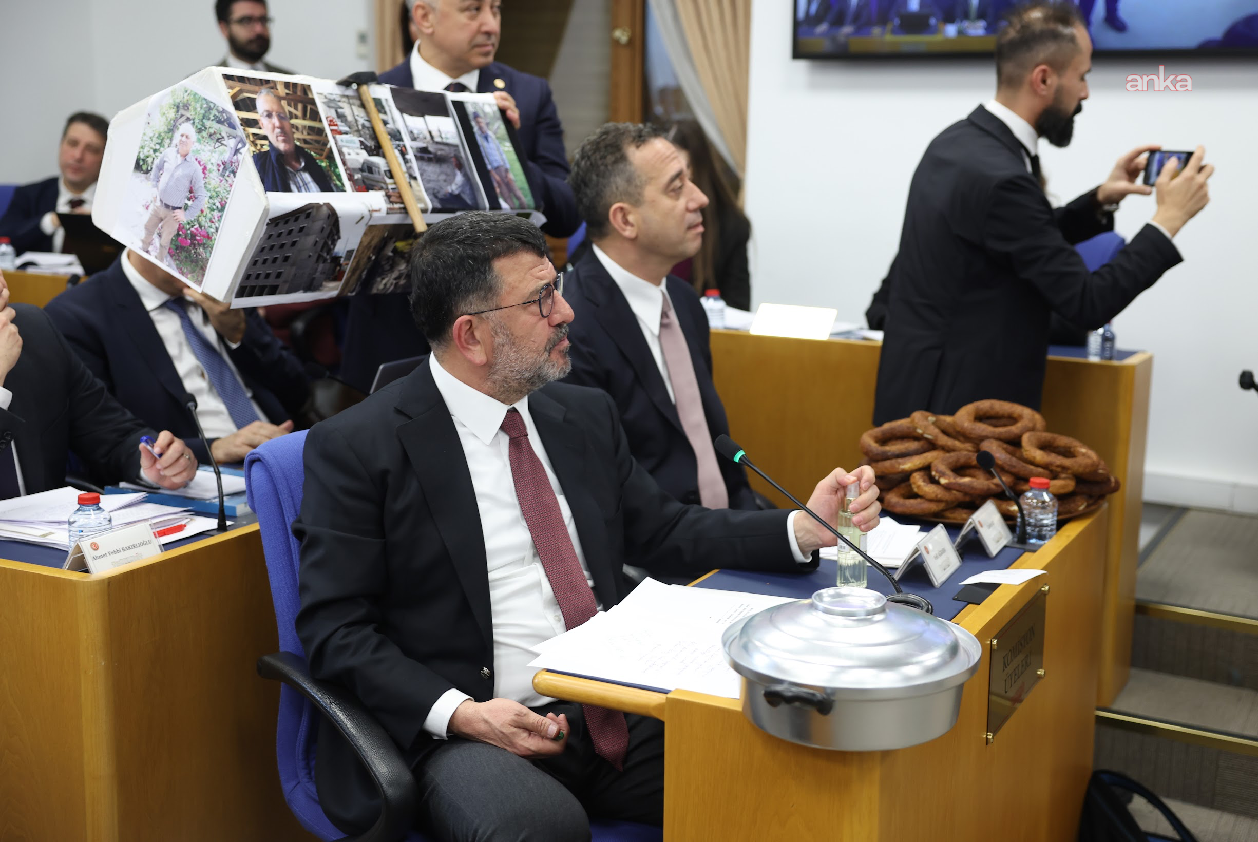 Meclis’te emekli maaşı tartışması: CHP tabut maketi getirdi, DEM Parti ‘reform’ dedi