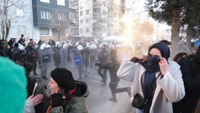 Kuzey ve Doğu Suriye’ye yönelik saldırılar Diyarbakır’da protesto edildi