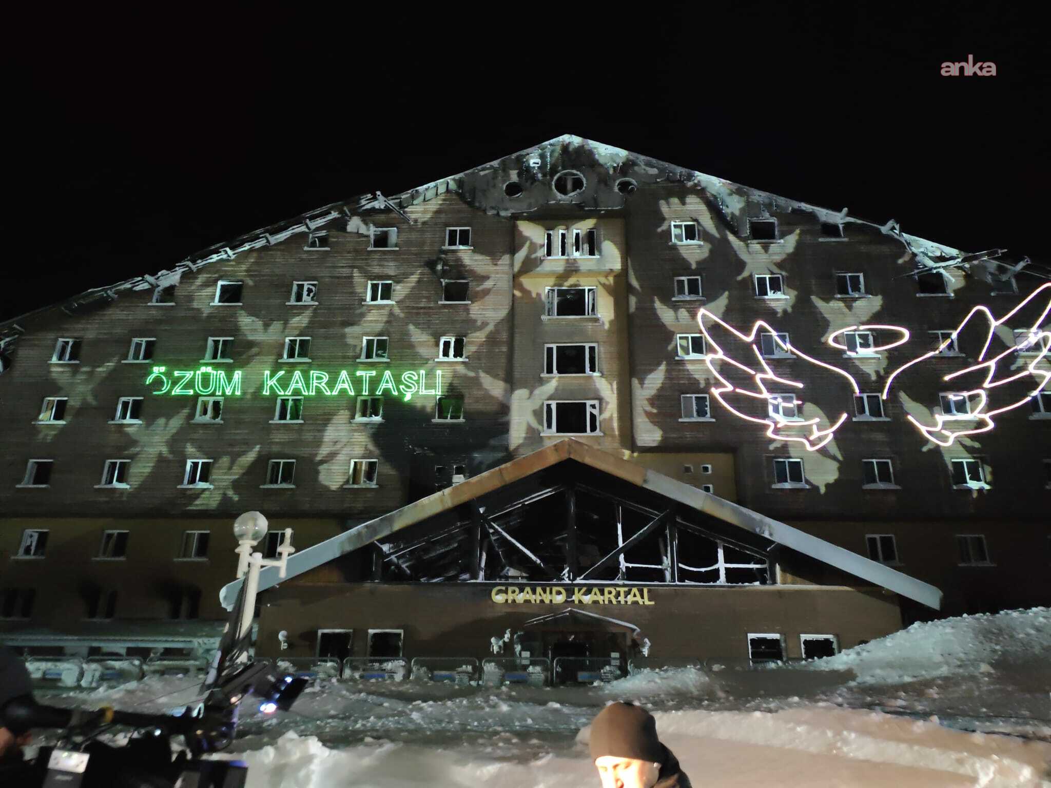 Kartalkaya’da hayatını kaybedenler için otel önünde anma töreni