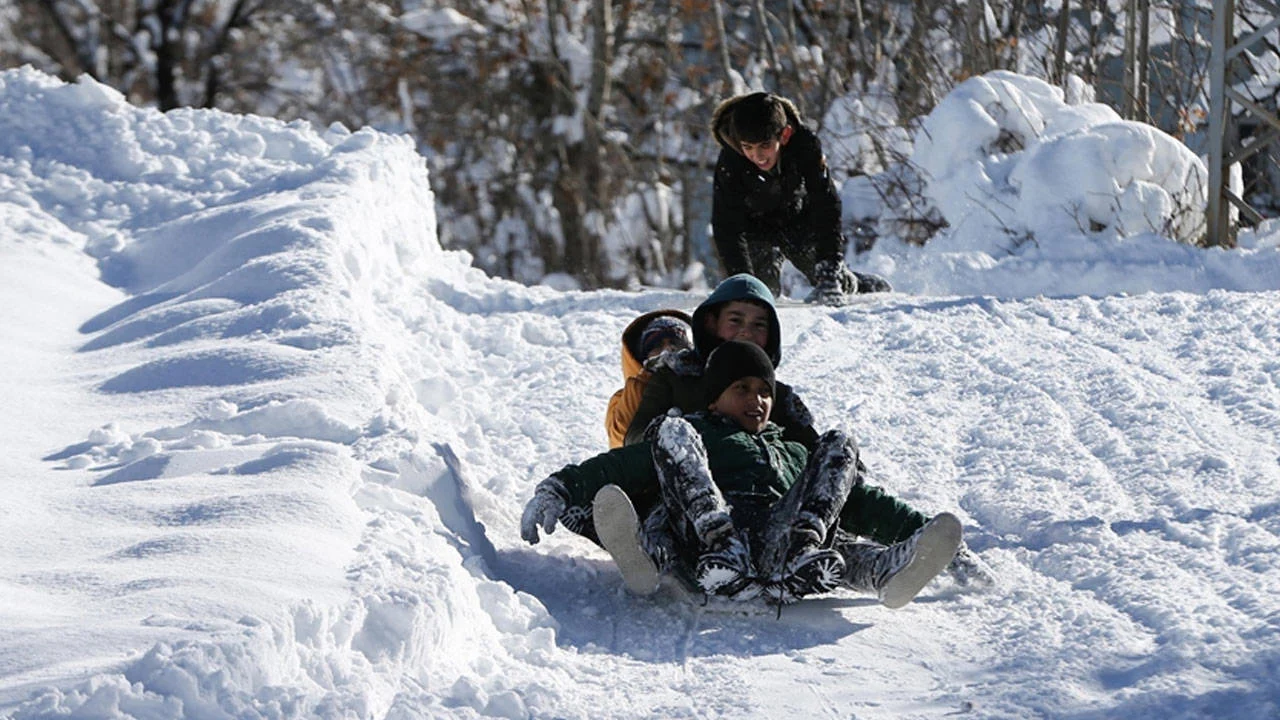 Ülke genelinde eğitime kar engeli: Hangi illerde okullar tatil?