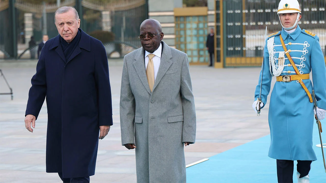 Nijerya Cumhurbaşkanı Tinubu, Erdoğan’ı ziyareti sırasında yere düştü
