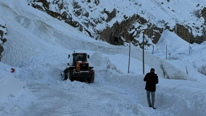 Hakkari-Van yoluna çığ düştü: Ekipler şans eseri kurtuldu