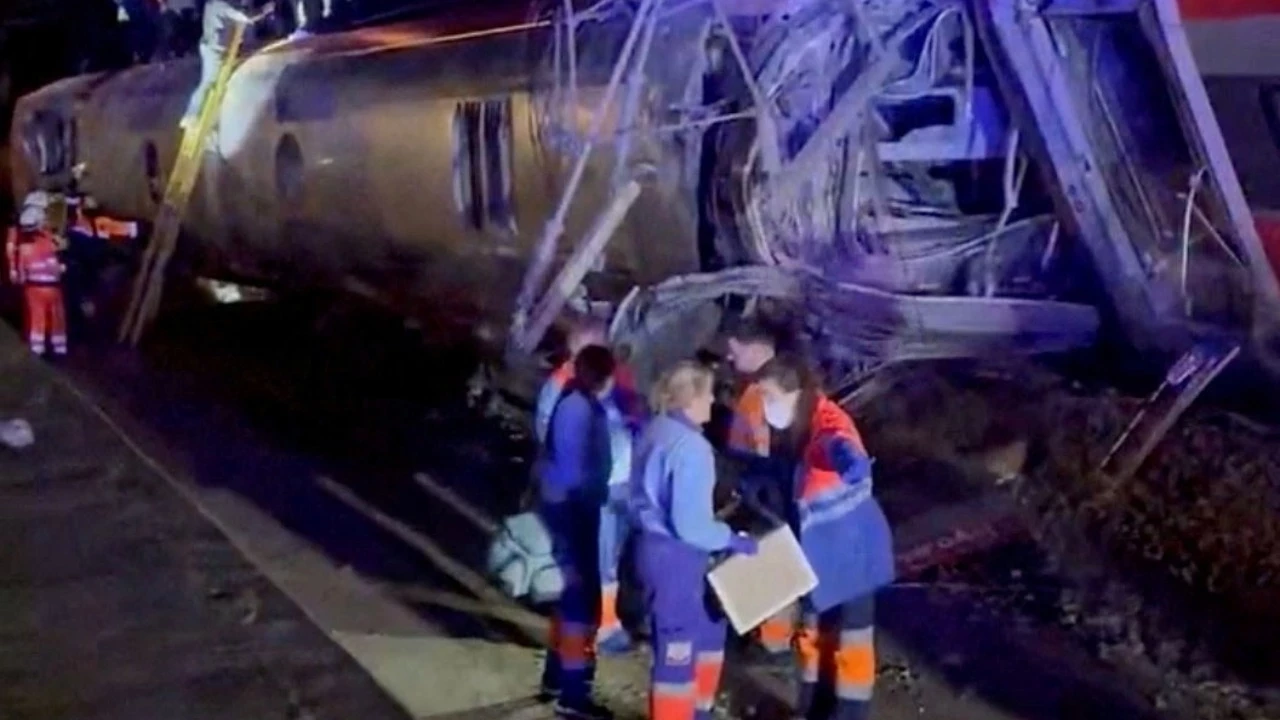 İspanya’da iki hızlı tren raydan çıktı: 10  ölü, 25 yaralı