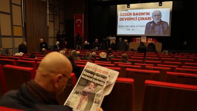 Hüseyin Aykol’un cenazesi meslektaşları tarafından törenin yapılacağı salona getirildi