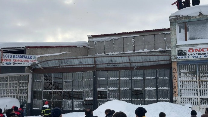 Tatvan’da karın ağırlığı nedeniyle çatı çöktü: Bir kişi yaralandı