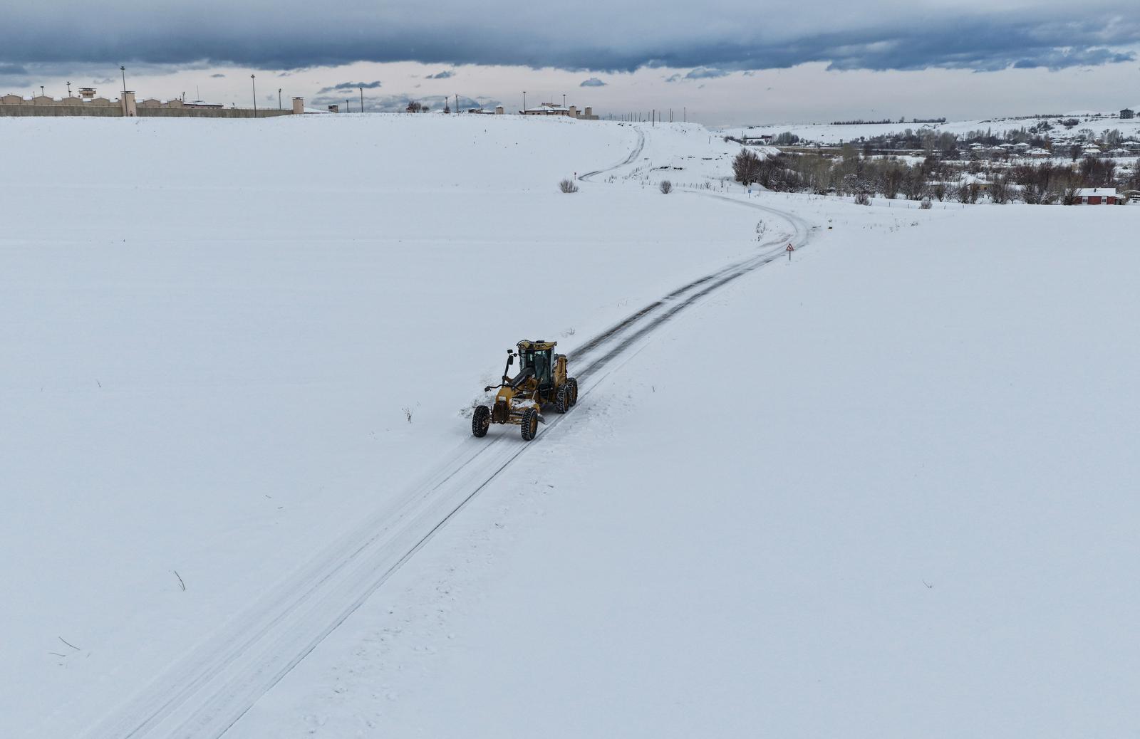 Van’da etkili olan kar nedeniyle 42 yerleşim yerine ulaşılamıyor