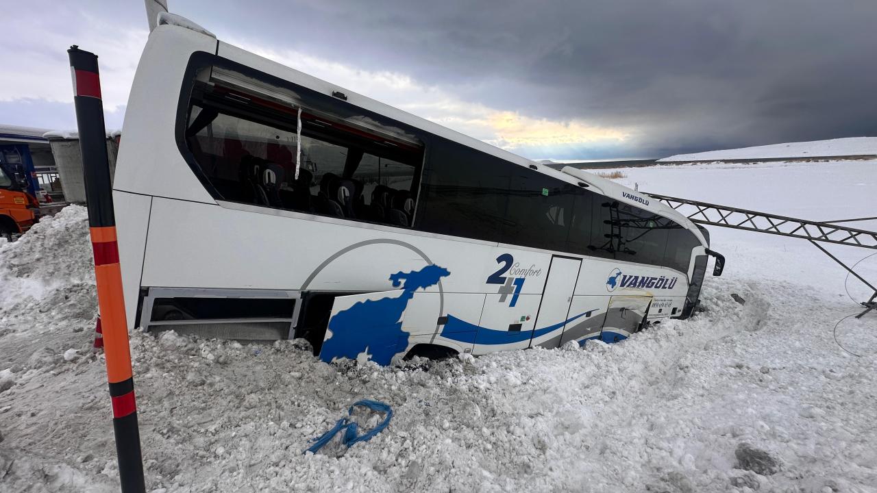 Van’da yolcu otobüsü kar küreme aracına çarptı: 11 yaralı