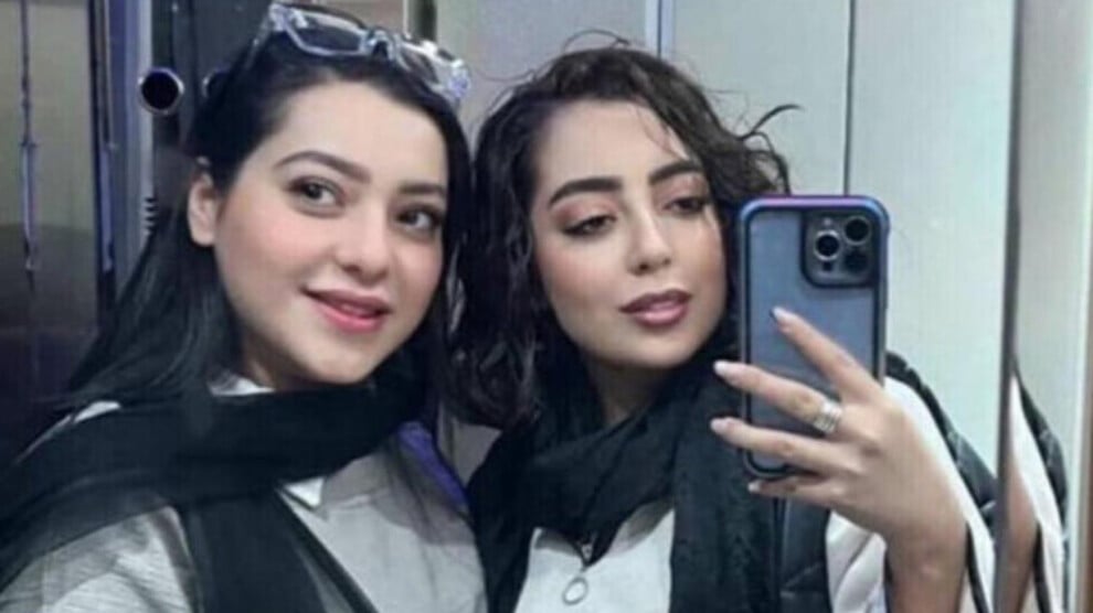 İran’da protestolara katılan iki kız kardeşe hapis cezası