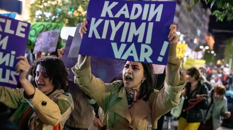 Erkek şiddeti: İstanbul’da bir kadın, kocası tarafından otobüs durağında katledildi