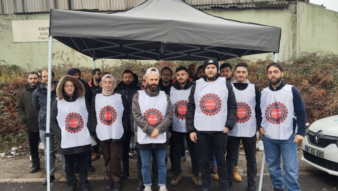 Yağmur, çamur, grev: İşten çıkarılan ŞOK işçileri grevi Trabzon Meydanı’na taşıyor