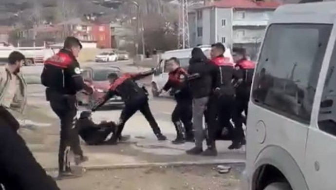 Van’da polislere ‘Arama izniniz var mı?’ diyen yurttaşlar darp edilerek gözaltına alındı