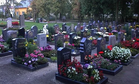 Mezarlıkta yolsuzluk: Ölülerden ‘altın diş ve değerli eşya’ çalan görevliye dava