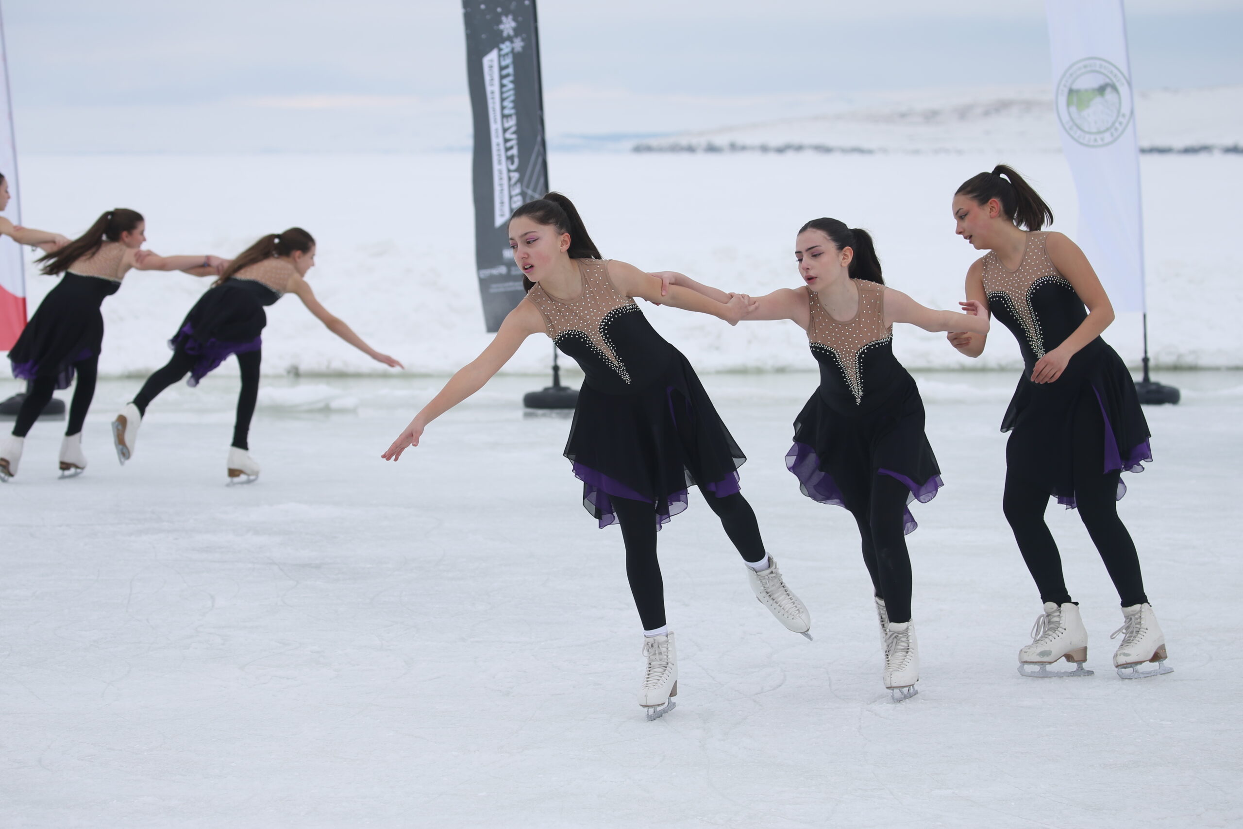Atlı kızaklar ve buz pateni bir arada: Çıldır Gölü’nde görsel şenlik