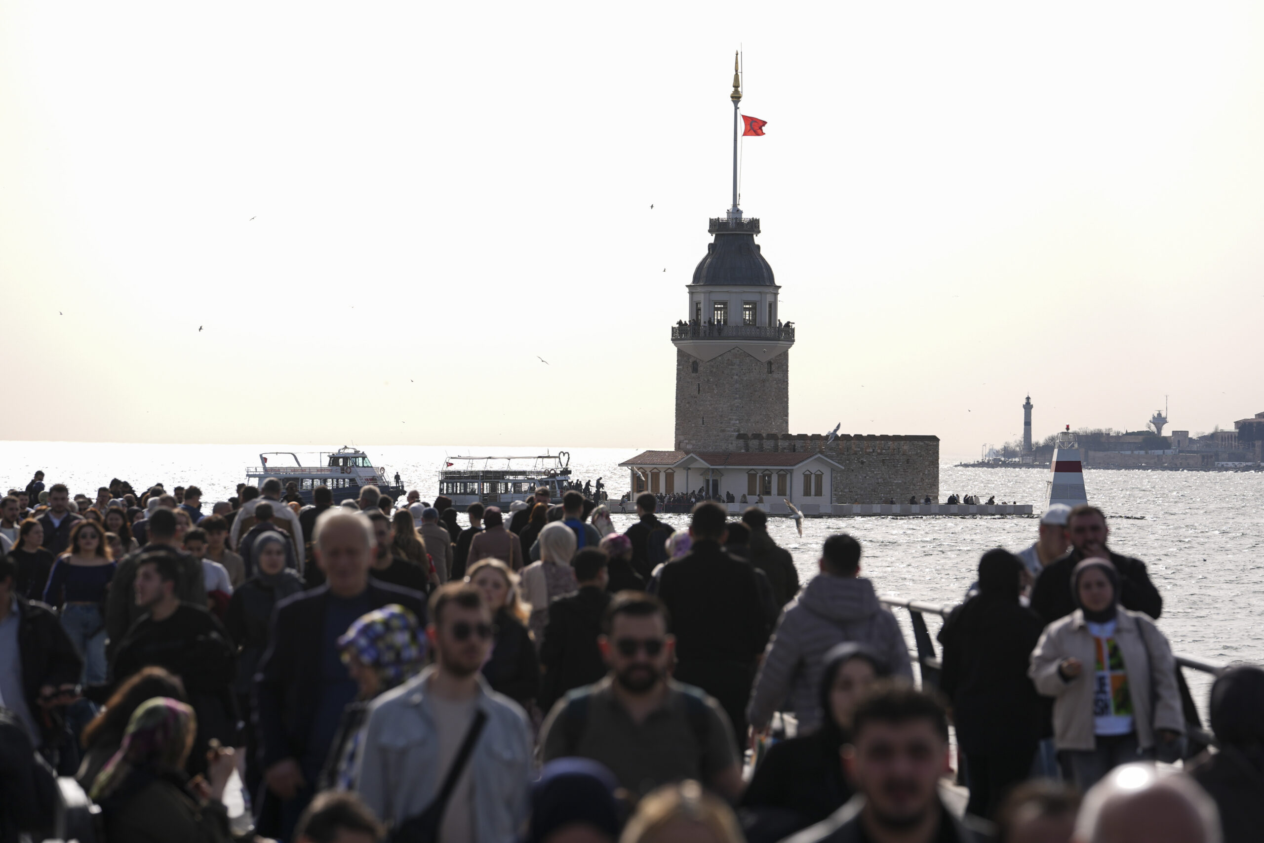 İstanbul ve İzmir’de sıcaklık 25 dereceyi aşacak: Öğleden sonra sağanak bekleniyor