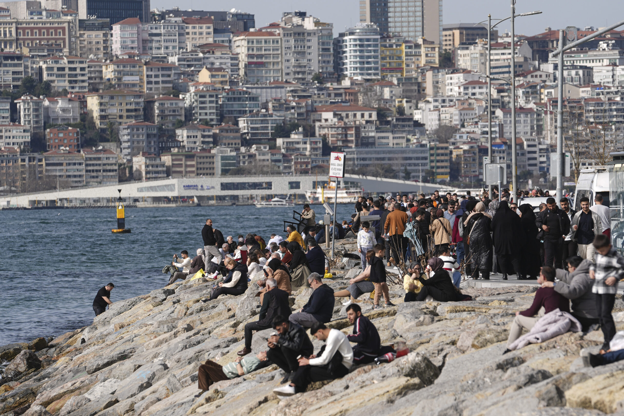 İstanbul’da bahar havası: Sahiller doldu taştı