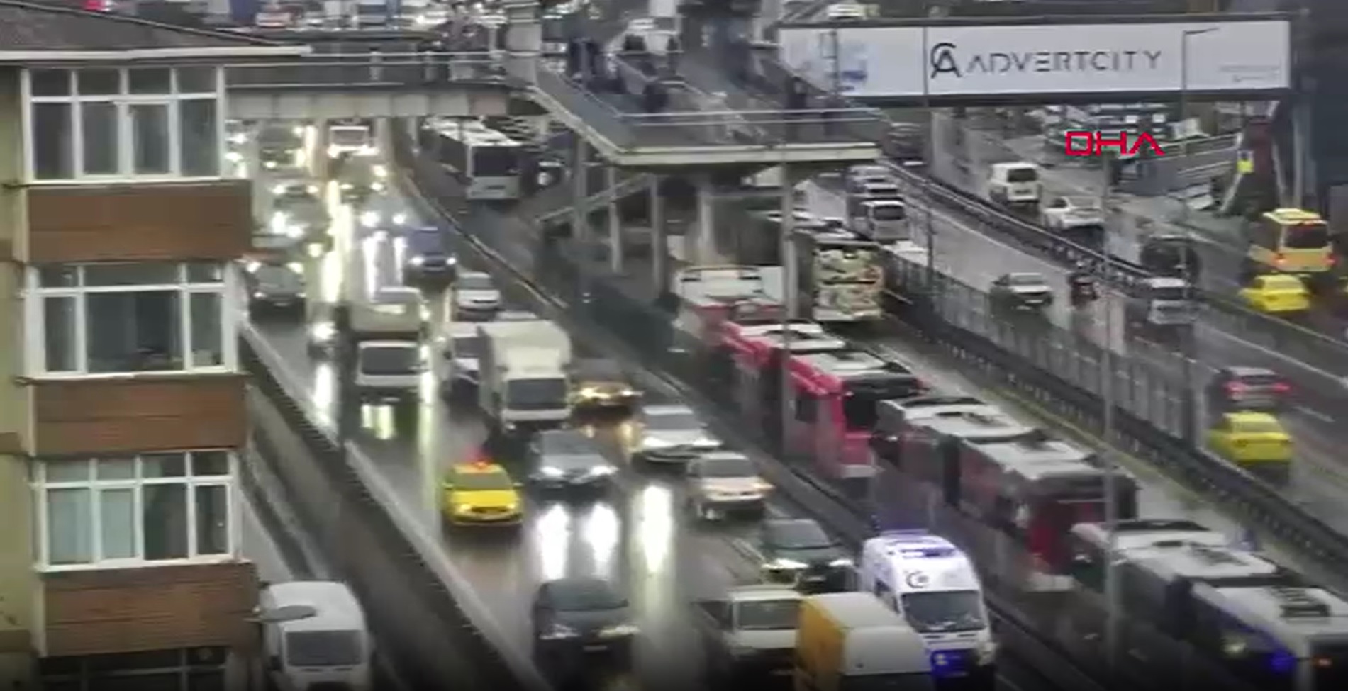 Avcılar’da iki metrobüs çarpıştı: 4 yaralı