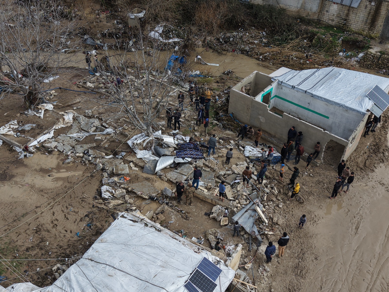 İdlib’de şiddetli yağışlar: 15 kamp etkilendi, 300 çadır kullanılamaz hale geldi