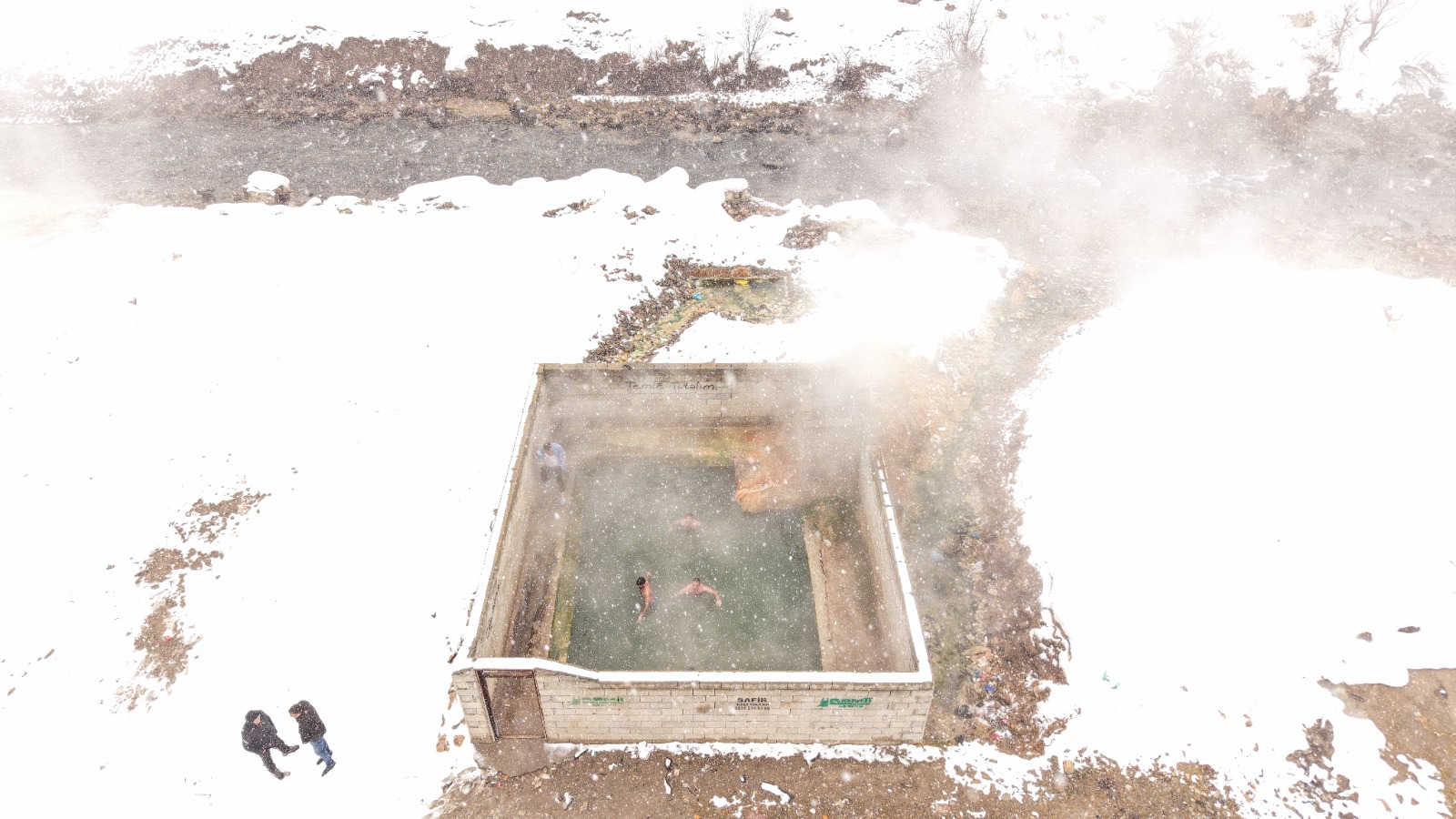 İmece usulü kaplıca: Van’da kar altında sıcak havuz keyfi