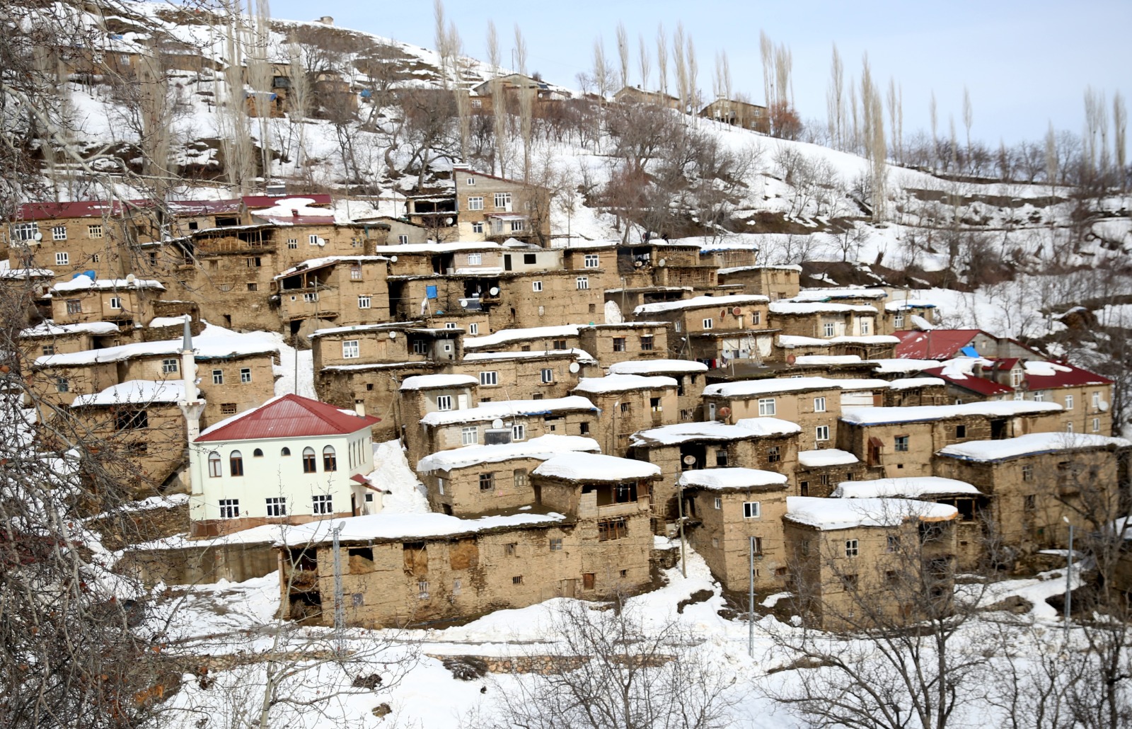 Tarihi evlerde kış mesaisi: İmece usulü kar temizliği