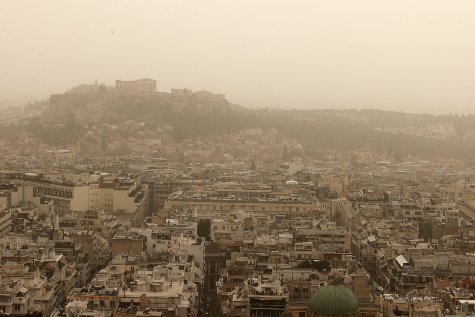 Afrika tozu, Atina’da gökyüzünü sarıya boyadı