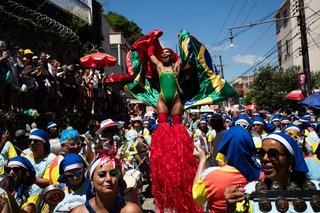 Rio Karnavalı’nda atıklar sanata dönüşüyor: Denizkızları ve pipetten flütler