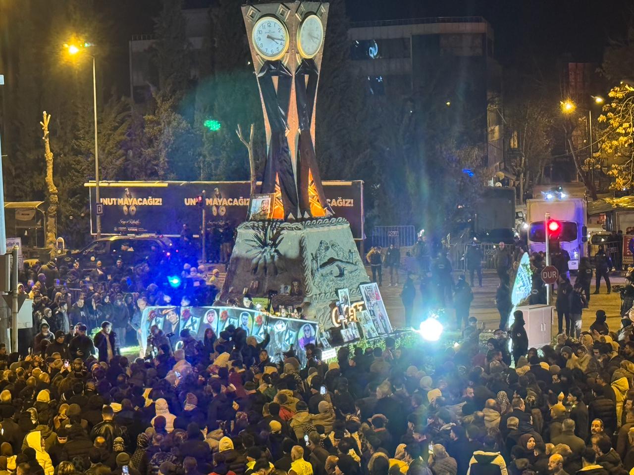 🔴CANLI –  6 Şubat depremlerinin üçüncü yılı: Geride kalanların sesini duyan hala yok