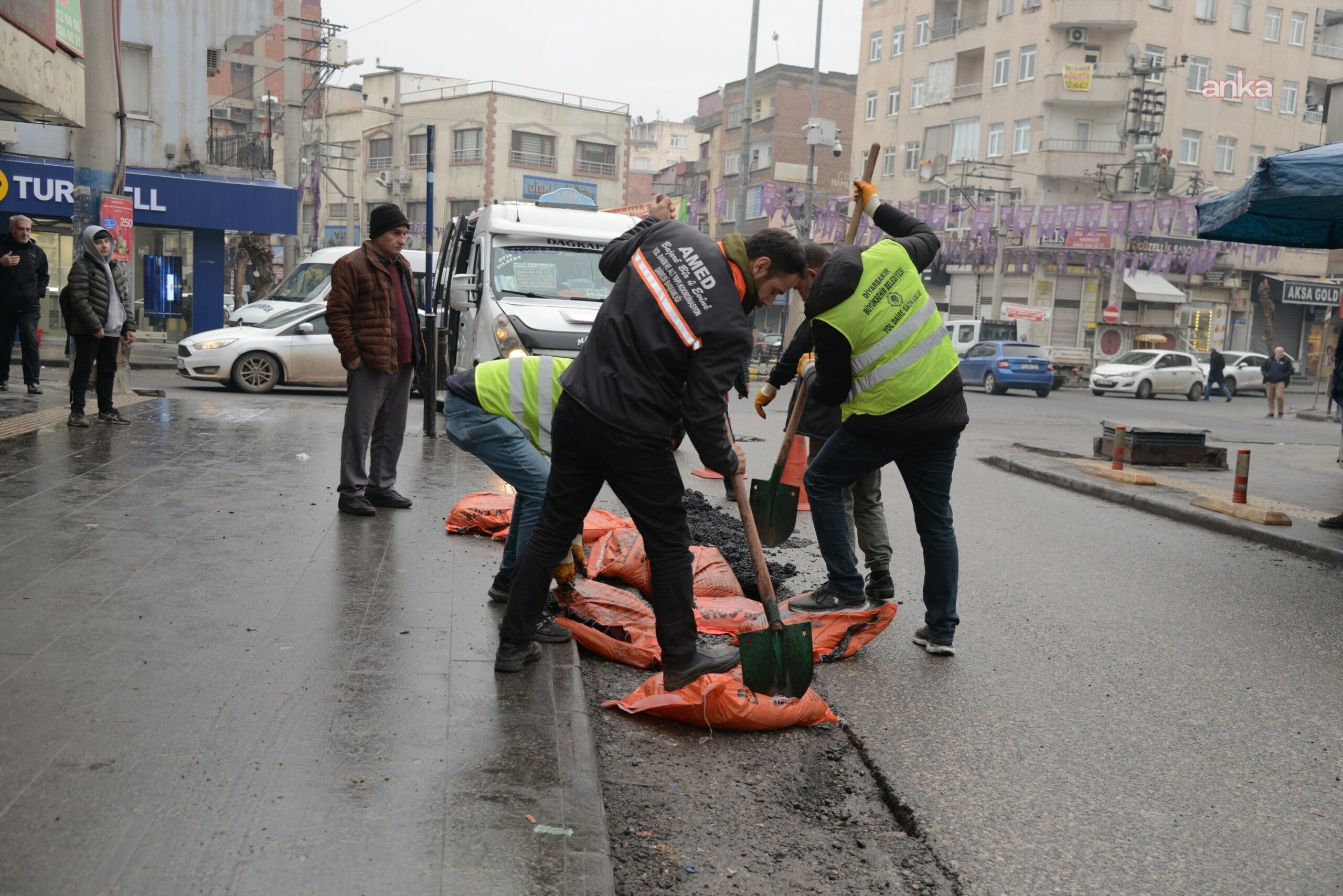 Diyarbakır’da yoğun kar, don ve tuzlama sonrası yollarda onarım çalışması başlatıldı