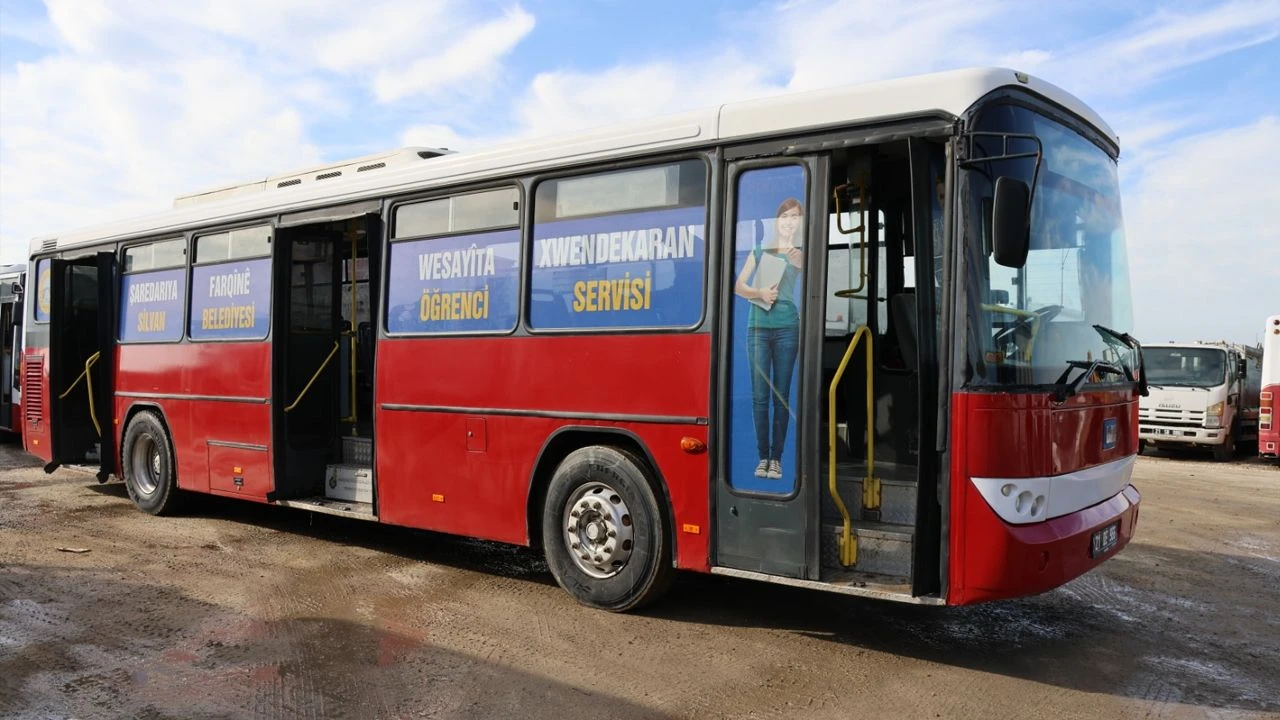 Silvan Belediyesi’nden ücretsiz öğrenci servisi: Öğrenciler zılgıtlarla bindi