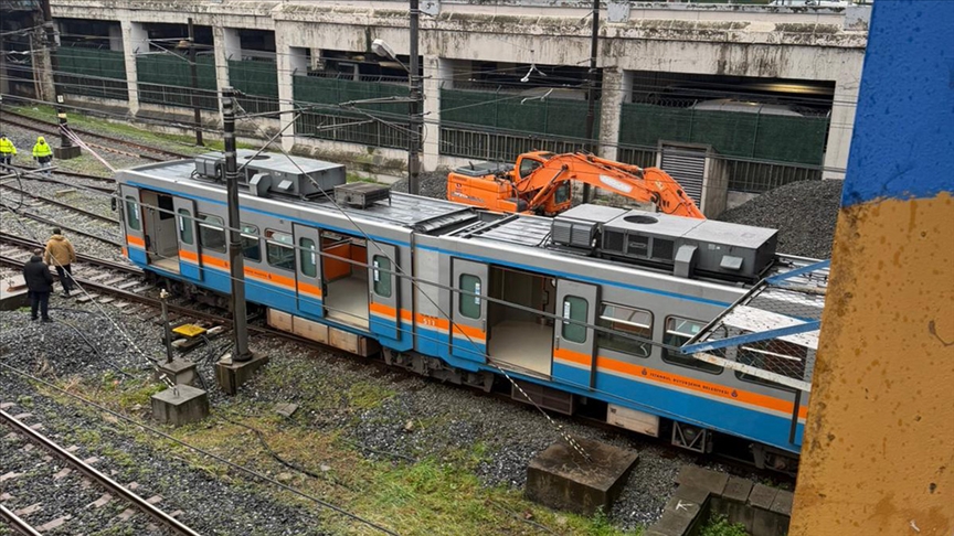 Esenler’de metro raydan çıktı: Yolcular tahliye edildi