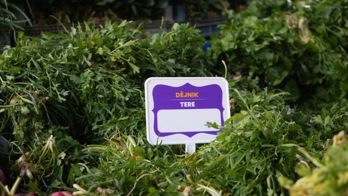 Diyarbakır’da 21 Şubat kapsamında pazarda Kürtçe etiket dağıtıldı