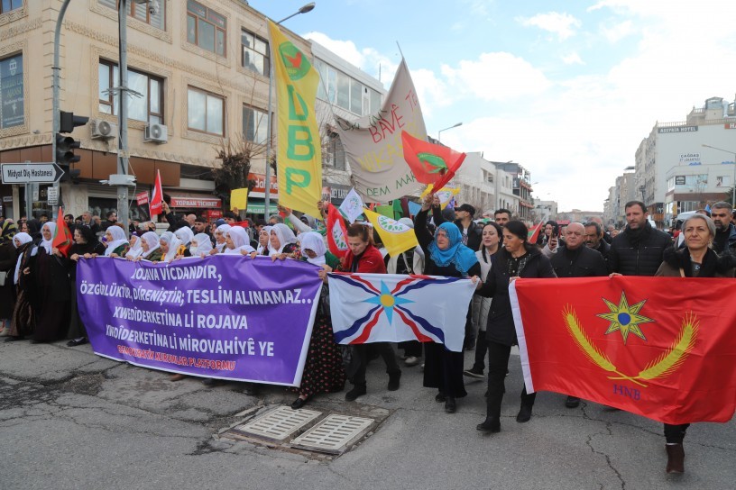 Kürt, Arap ve Süryaniler yan yana: Sınırın ötesindeki halklar için destek yürüyüşleri