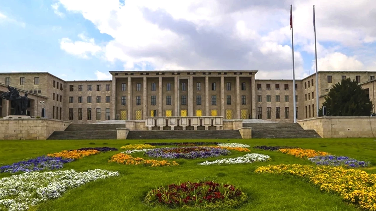 Meclis’te stajyer öğrencilere istismar davası: Sanıklara tahliye