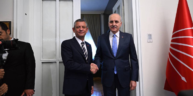 Numan Kurtulmuş ve Özgür Özel süreç komisyonu raporunu görüştü