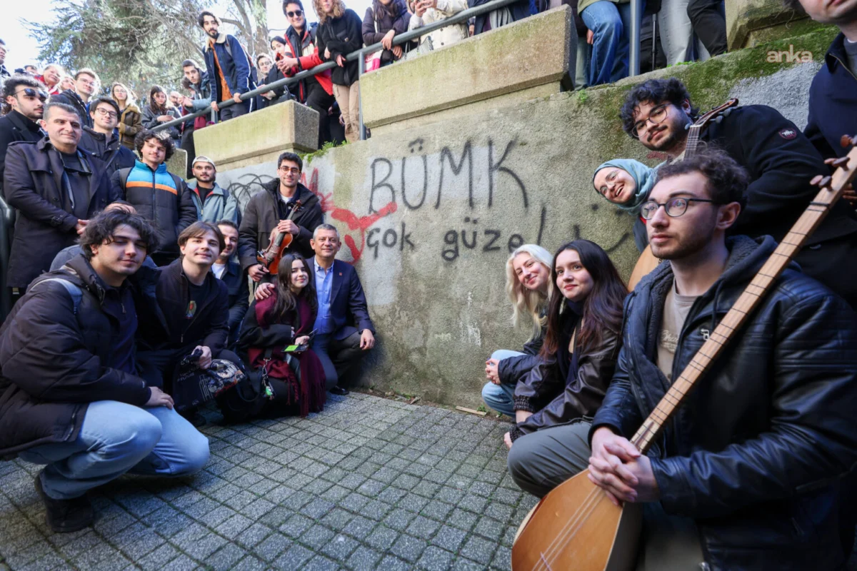 Özgür Özel Boğaziçi’nde akademisyenlerle rektörlüğe sırtını döndü, Erdoğan’ı eleştirdi