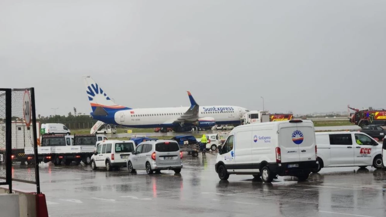 Antalya’da kalkışa hazırlanan uçağın tekerlekleri koptu: Yolcular tahliye edildi