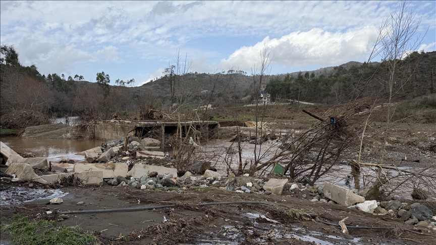 Suriye’nin Bayırbucak bölgesinde sel köprüyü yıktı, onlarca köyün bağlantısı kesildi