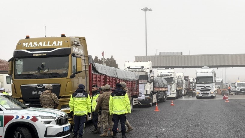Yardım TIR’ları üç gündür bekletiliyor: ‘Kobani kapısının açılmaması siyasi bir tercih’