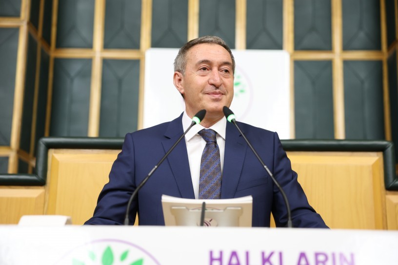 Tuncer Bakırhan Meclis grup toplantısında konuşuyor