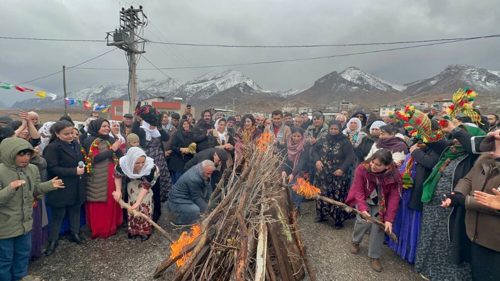 Siirt’te kadınlar Newroz ateşini yaktı