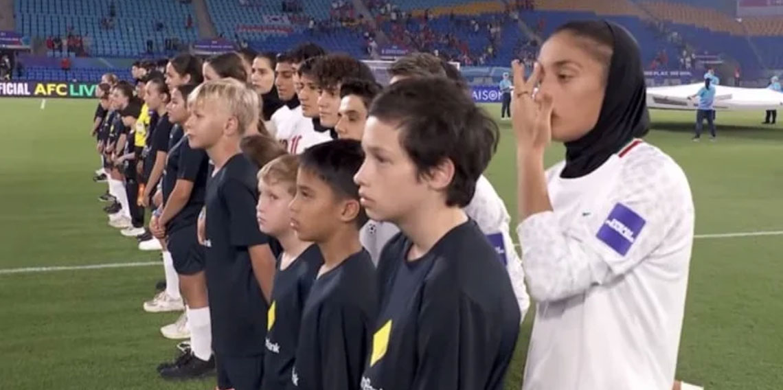 İranlı kadın futbolcular ‘milli marşı’ okumadı