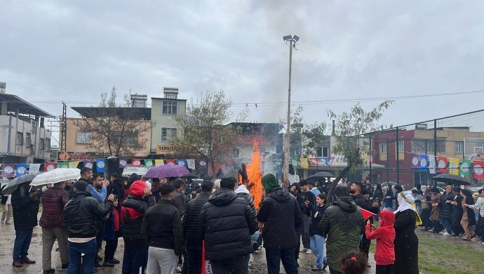 Sağanak yağış engelleyemedi: Adana’da Newroz ateşi yakıldı