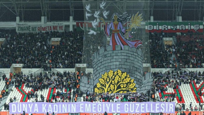 Amedspor-Serikspor maçı başladı: ‘Dünya kadının emeğiyle güzelleşir’