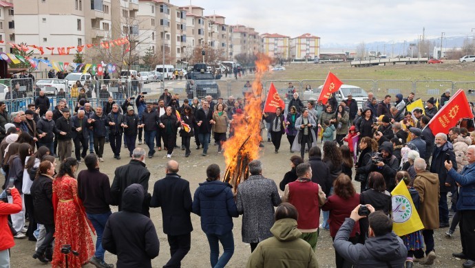 Erzincan’da Newroz ateşi yakıldı: ‘Bu topraklar barışı hak ediyor’