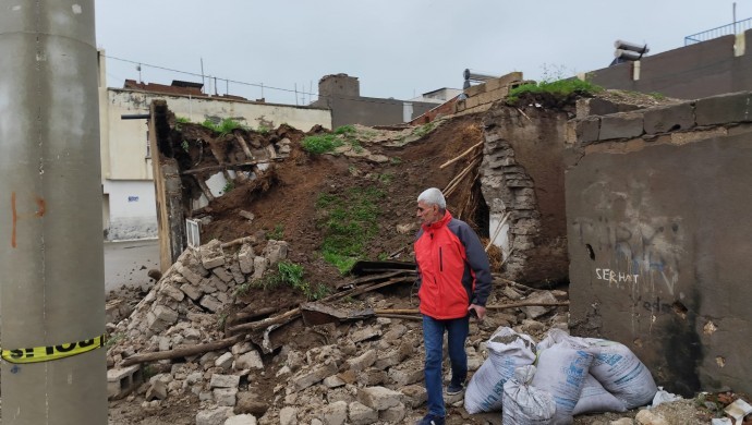 Mardin’de sağanak yağış nedeniyle iki evi yıkıldı