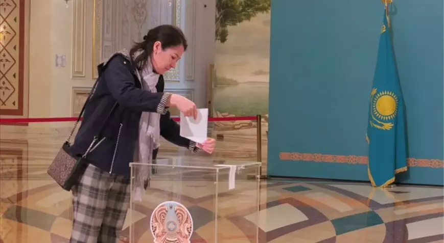 Kazakistan sandık başında anayasayı değiştirdi
