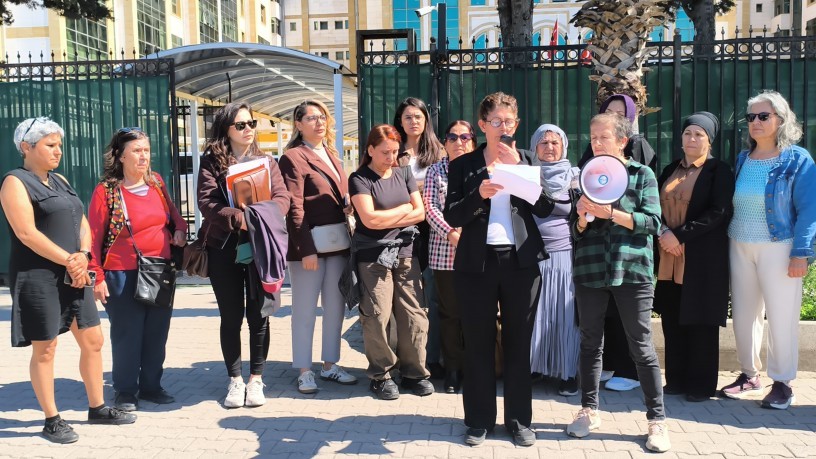 Antalya’da ‘saç örgüsü’ gerekçesiyle pankartın el konulmasına karşı suç duyurusu